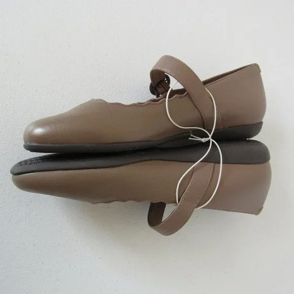 Trotters Sugar Leather Flat Shoe - Picture 7 of 8